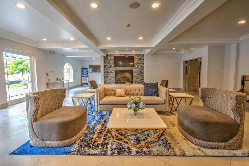 Best Western Plus Media Center Inn & Suites 22/28