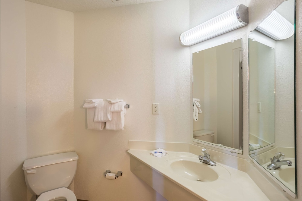 غرفة قياسية بسرير كوين، Motel6 Dale, IN 7/8