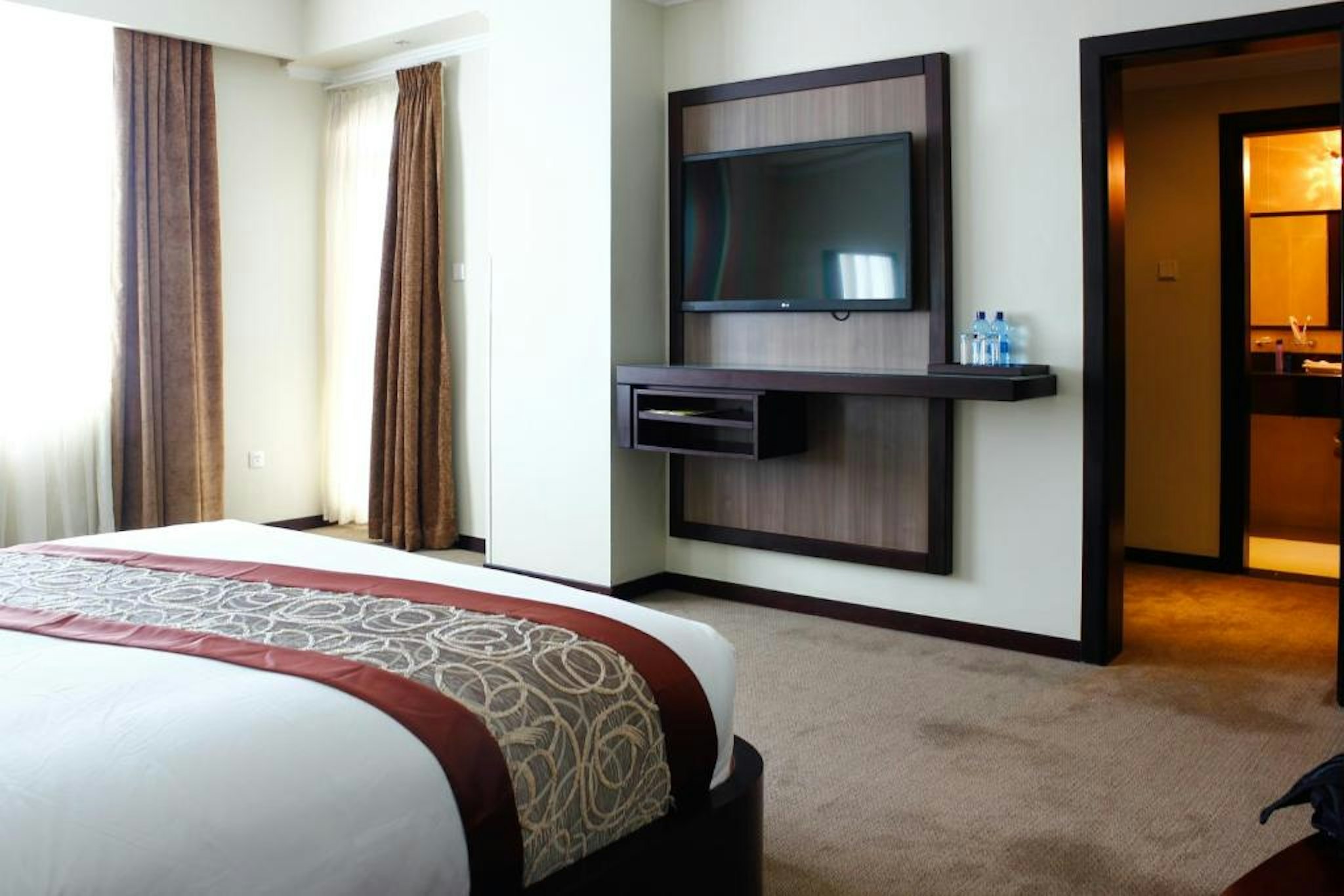 Elilly International Hotel 34/69