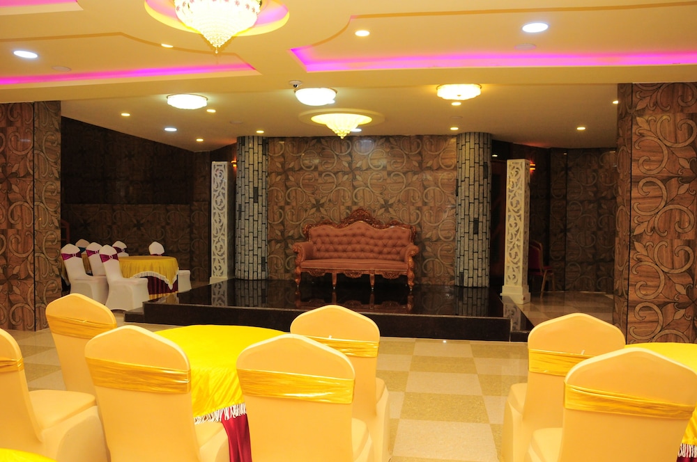 Hyders Park - The Business Hotel 6/24