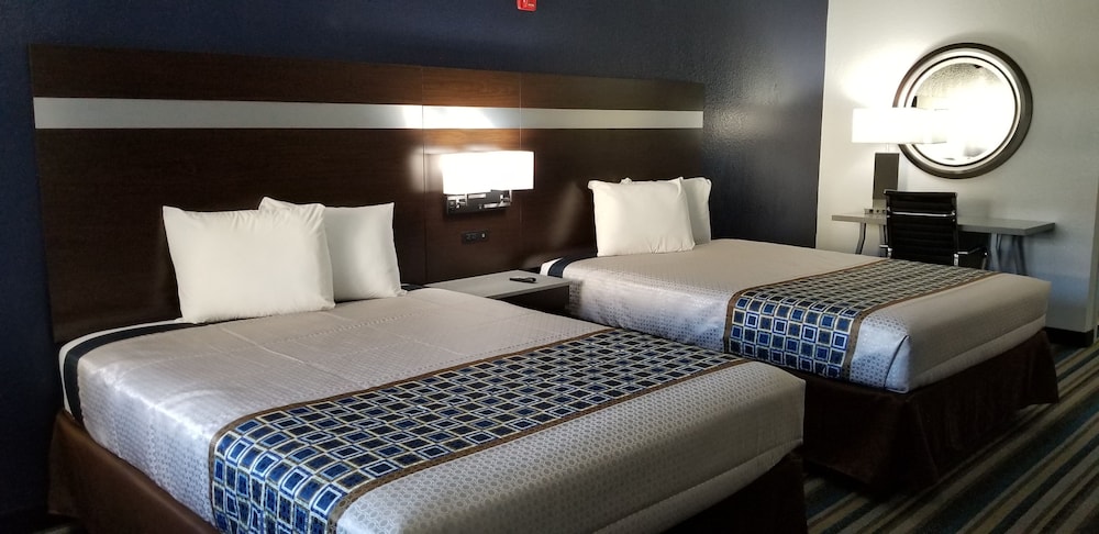 STANDARD, 2 QUEEN BEDS, KITCHENETTE