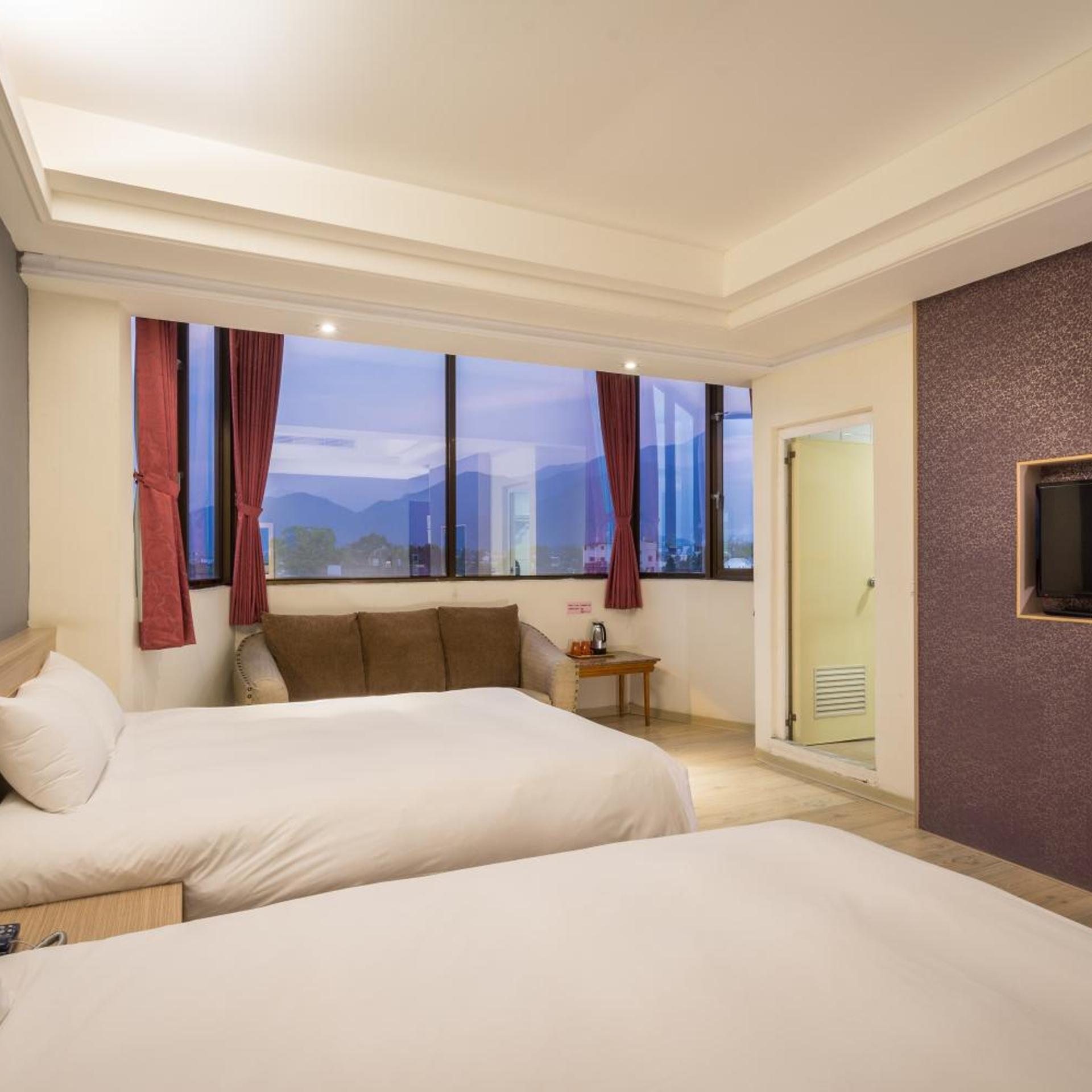 Yadi Hotel 24/53