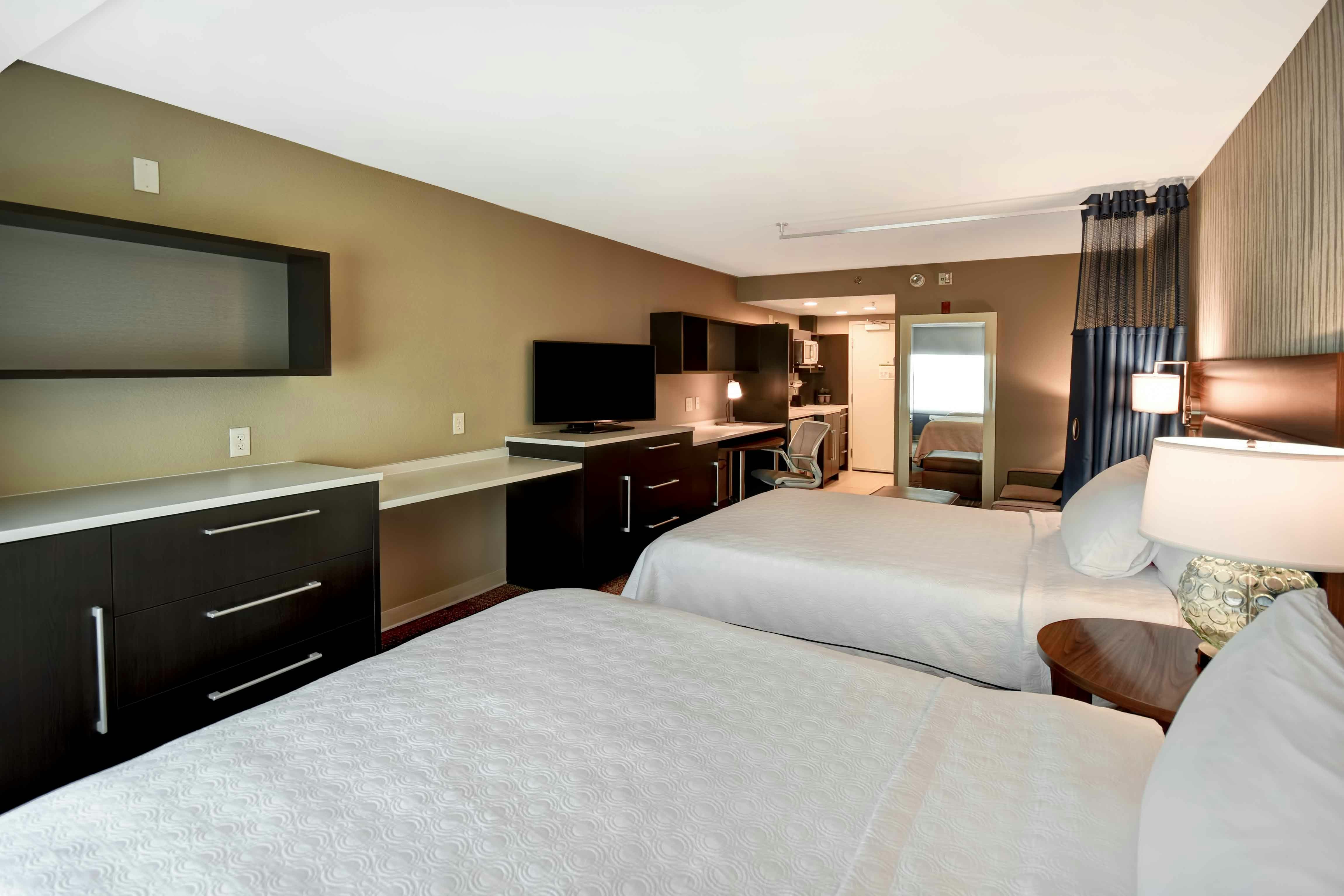 STUDIO, 2 QUEEN BEDS