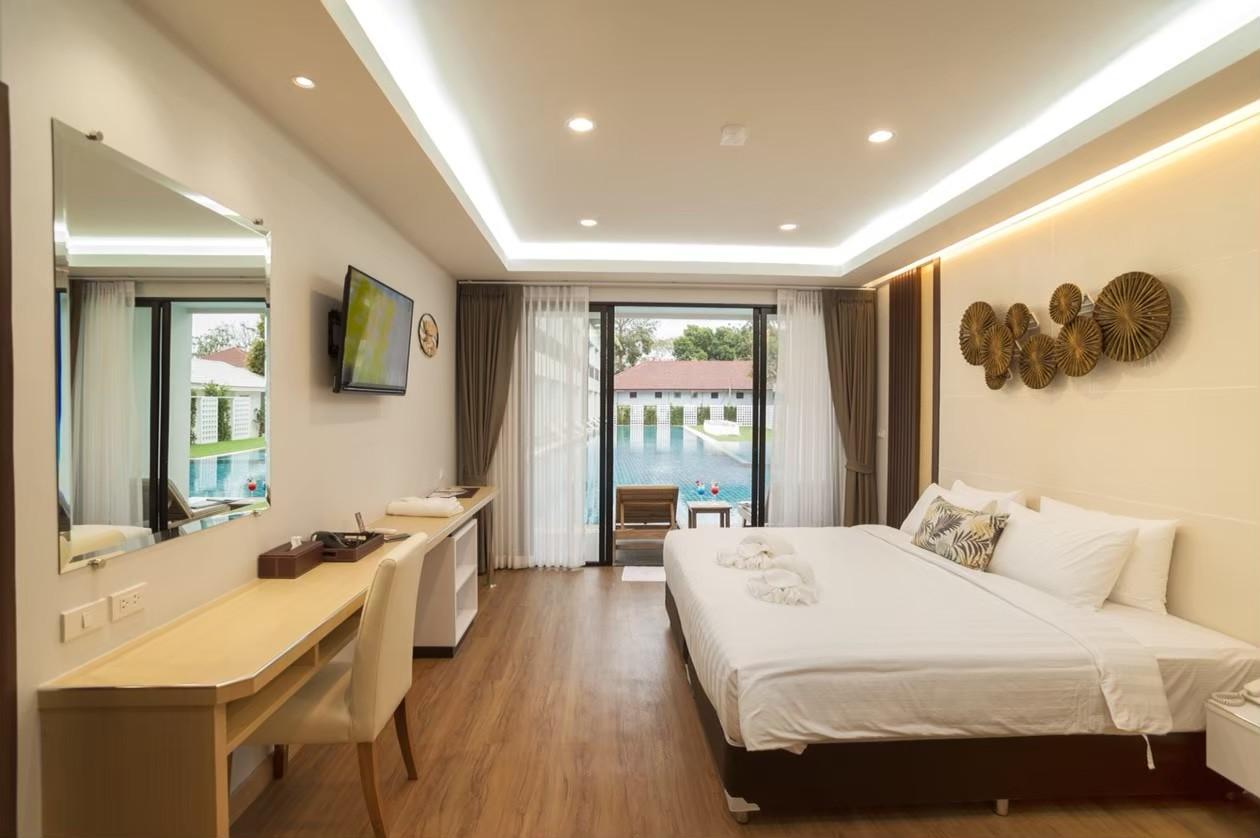 Deluxe, King Bed, Pool Side