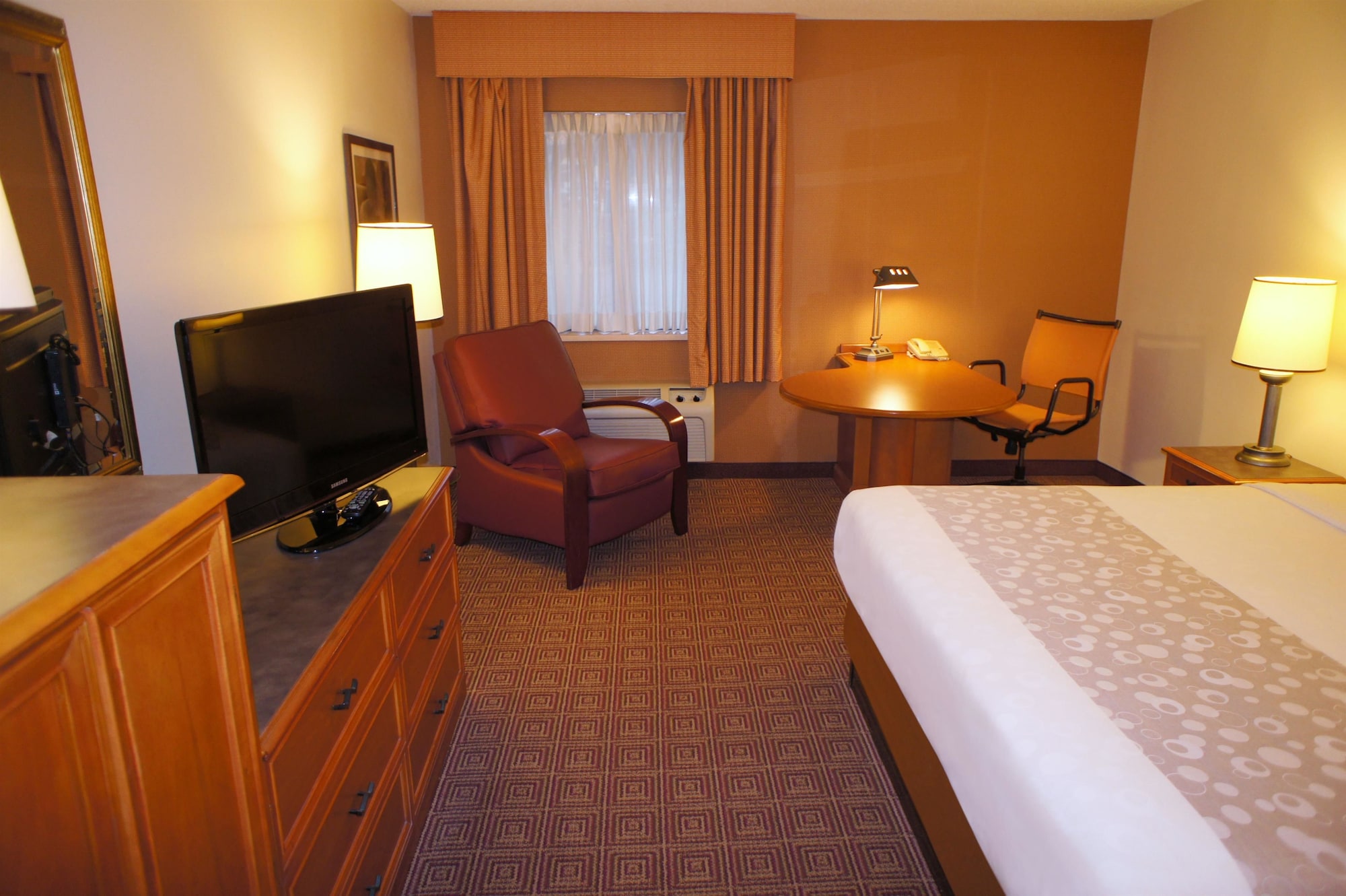 غرفة بسرير كينج مع أريكة، Quality Inn & Suites Raleigh Durham Airport 8/9