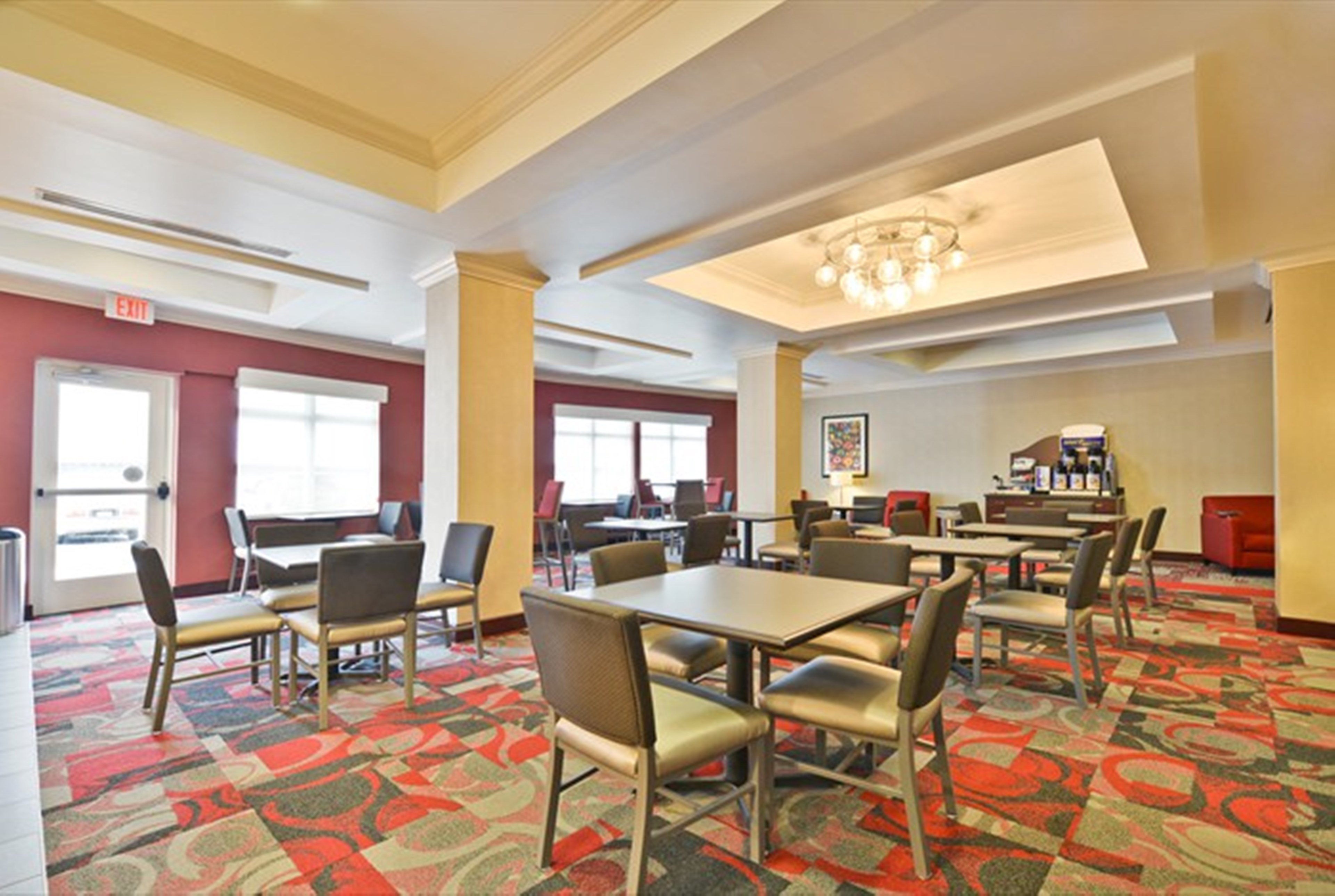 Holiday Inn Express Hotel Amp Suites Utica 42/58