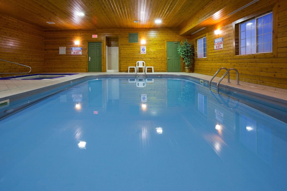 Country Inn & Suites by Radisson, Watertown, SD 10/21