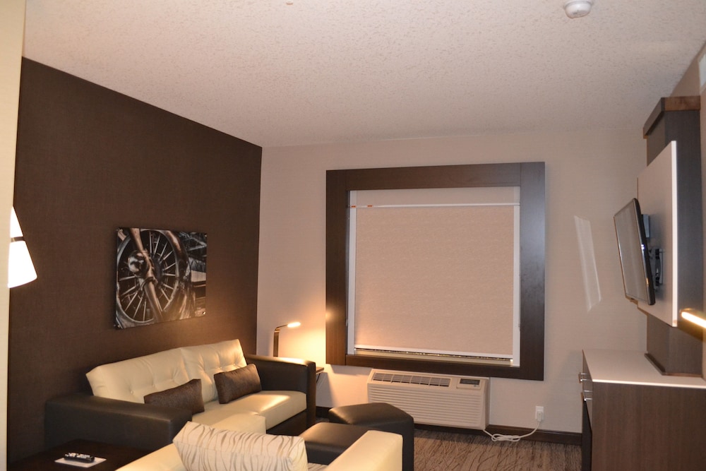 Holiday Inn Express Suites Cold Lake 46/73