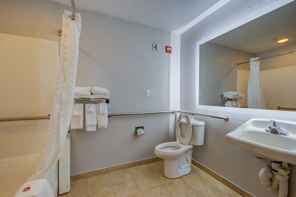 Microtel Inn Suites By Wyndham Zephyrhills 22/48