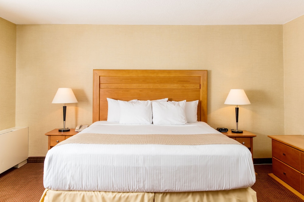 Days Inn by Wyndham Edmonton Downtown 8/38