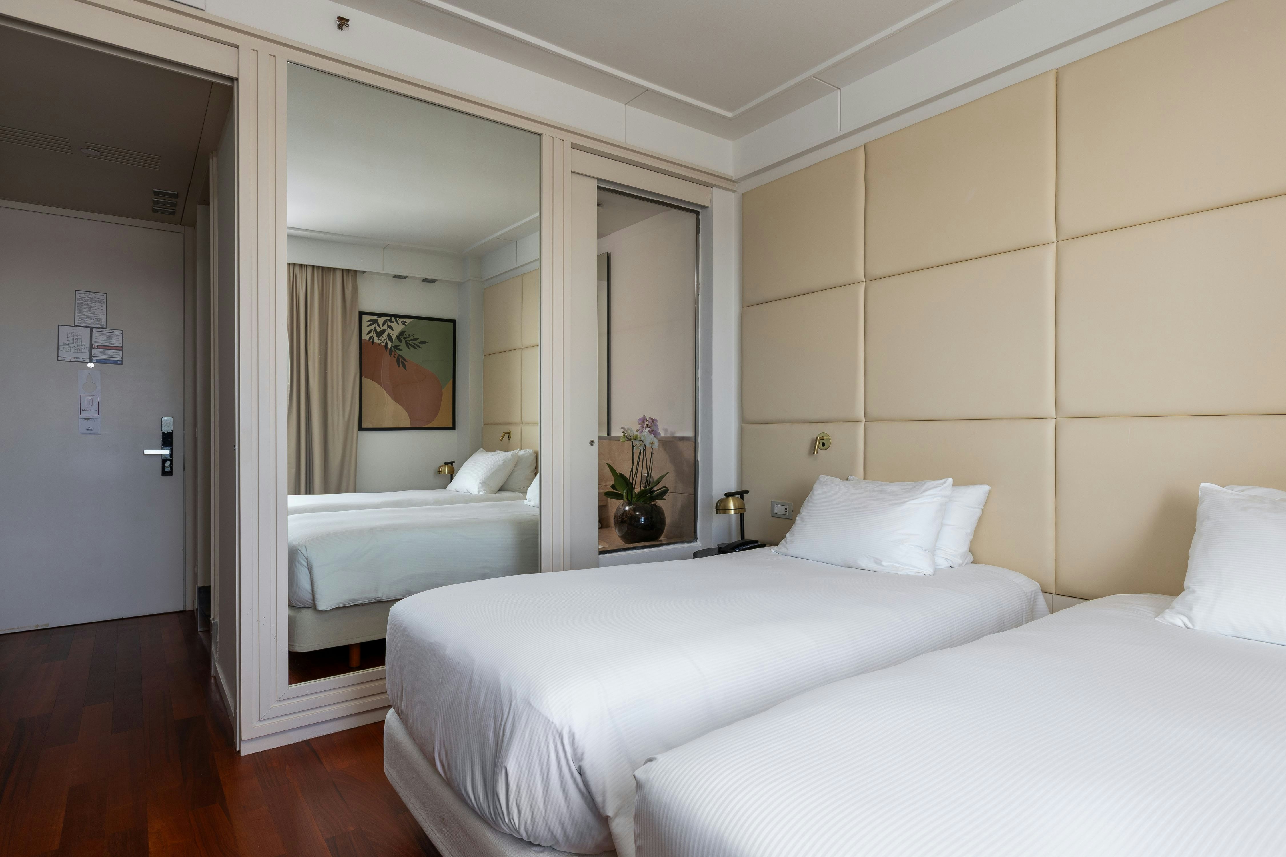 EXECUTIVE, TWIN BEDS