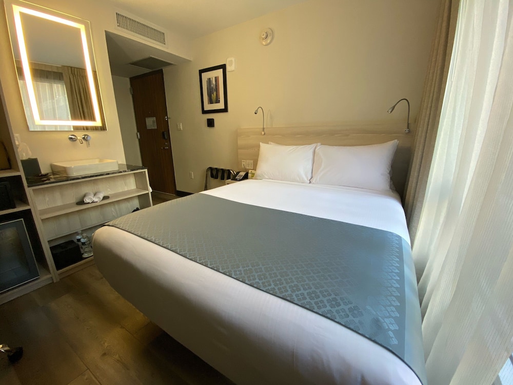 ROOM, QUEEN BED
