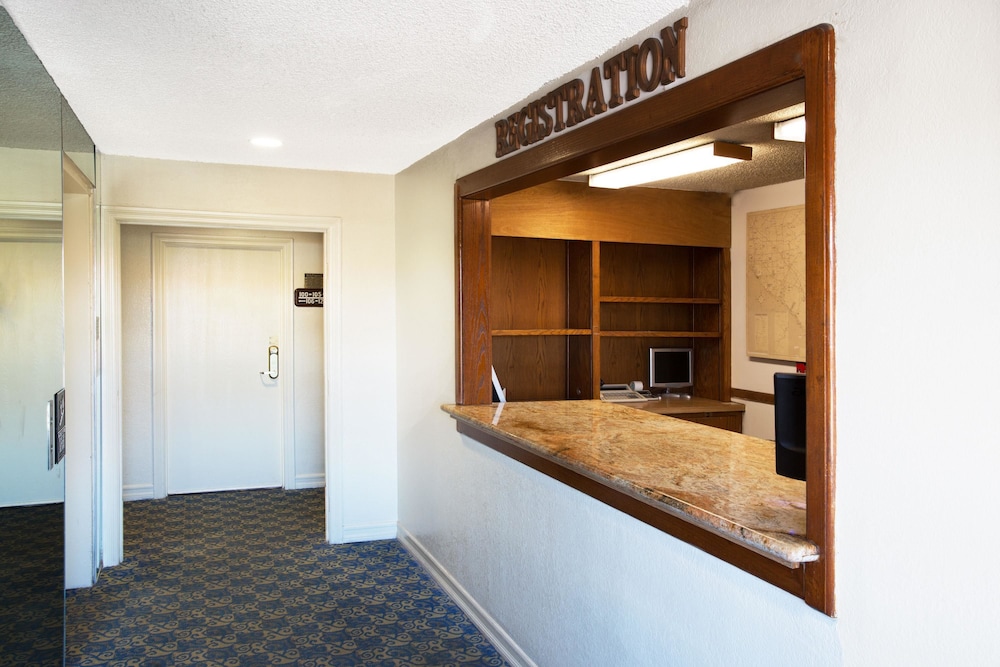 Travelodge by Wyndham Sunset-Huntington Beach Ocean Front 4/15