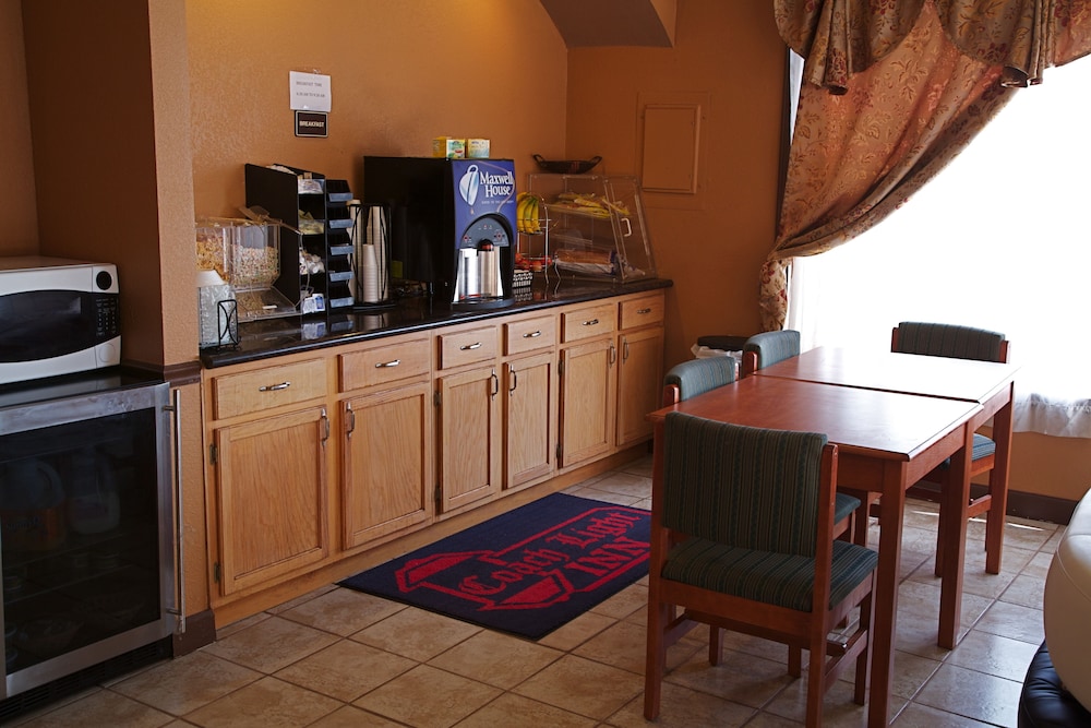 Coach Light Inn Brenham 27/37
