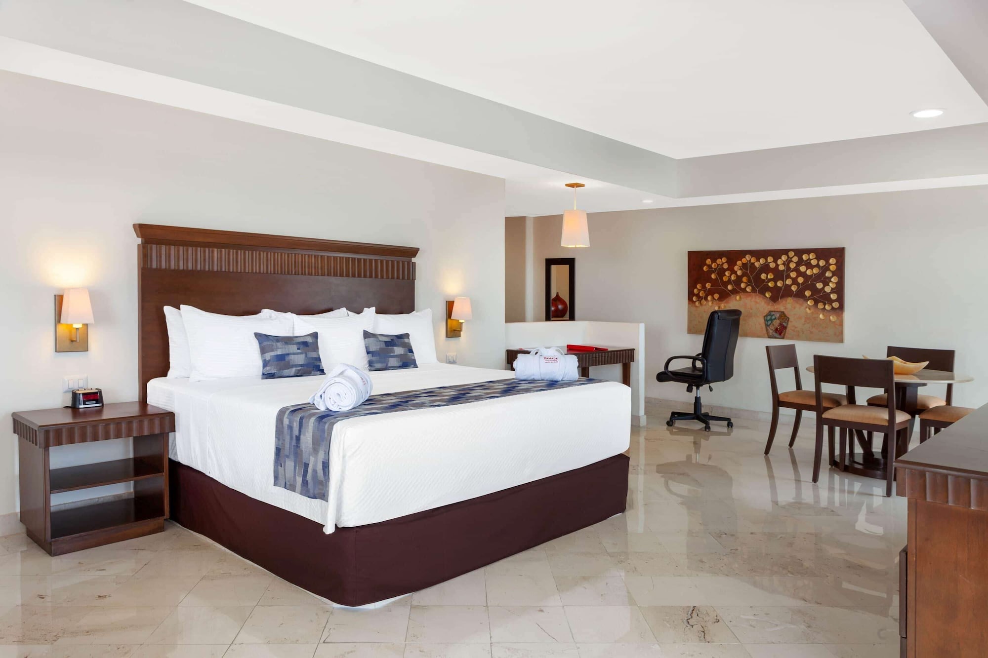 SUITE, KING BED