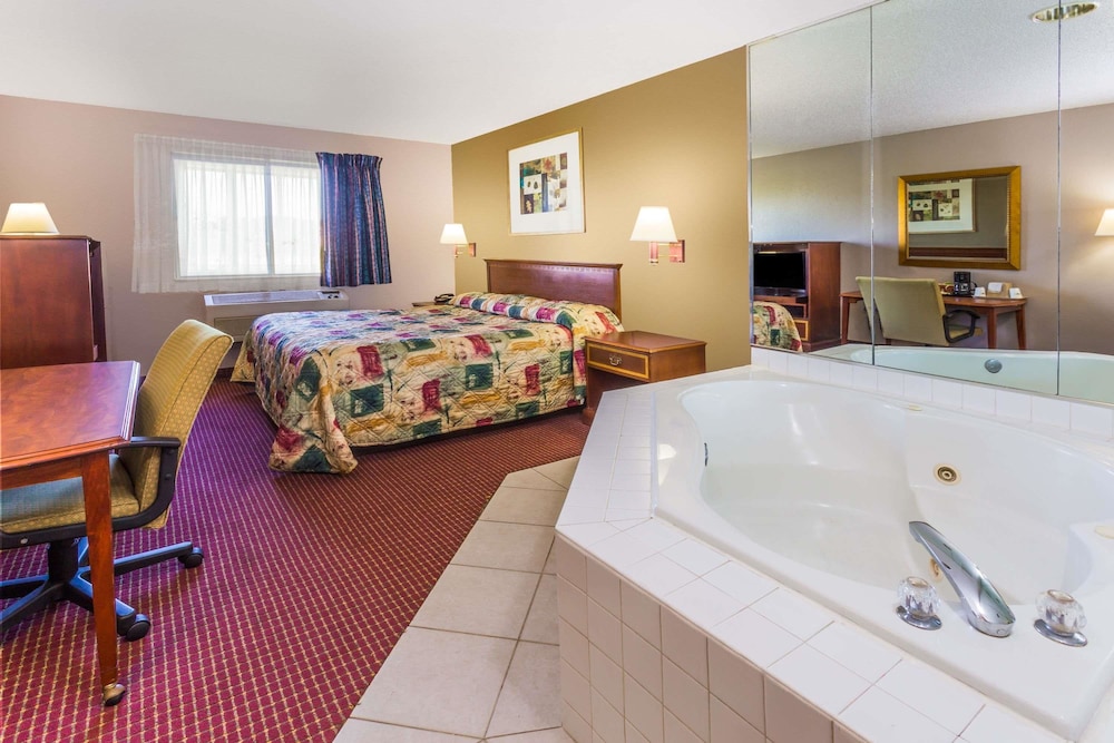 Super 8 by Wyndham Joliet I-55 N/Chicago 20/48