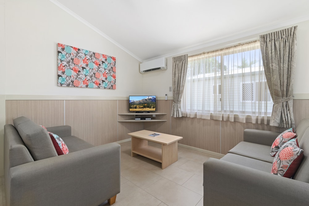 ASHMORE PALMS HOLIDAY VILLAGE 50/78