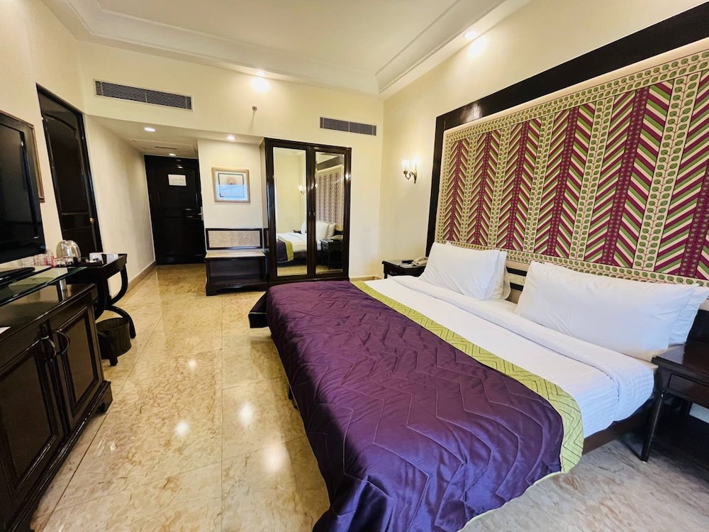 Room, King Bed, Valley View