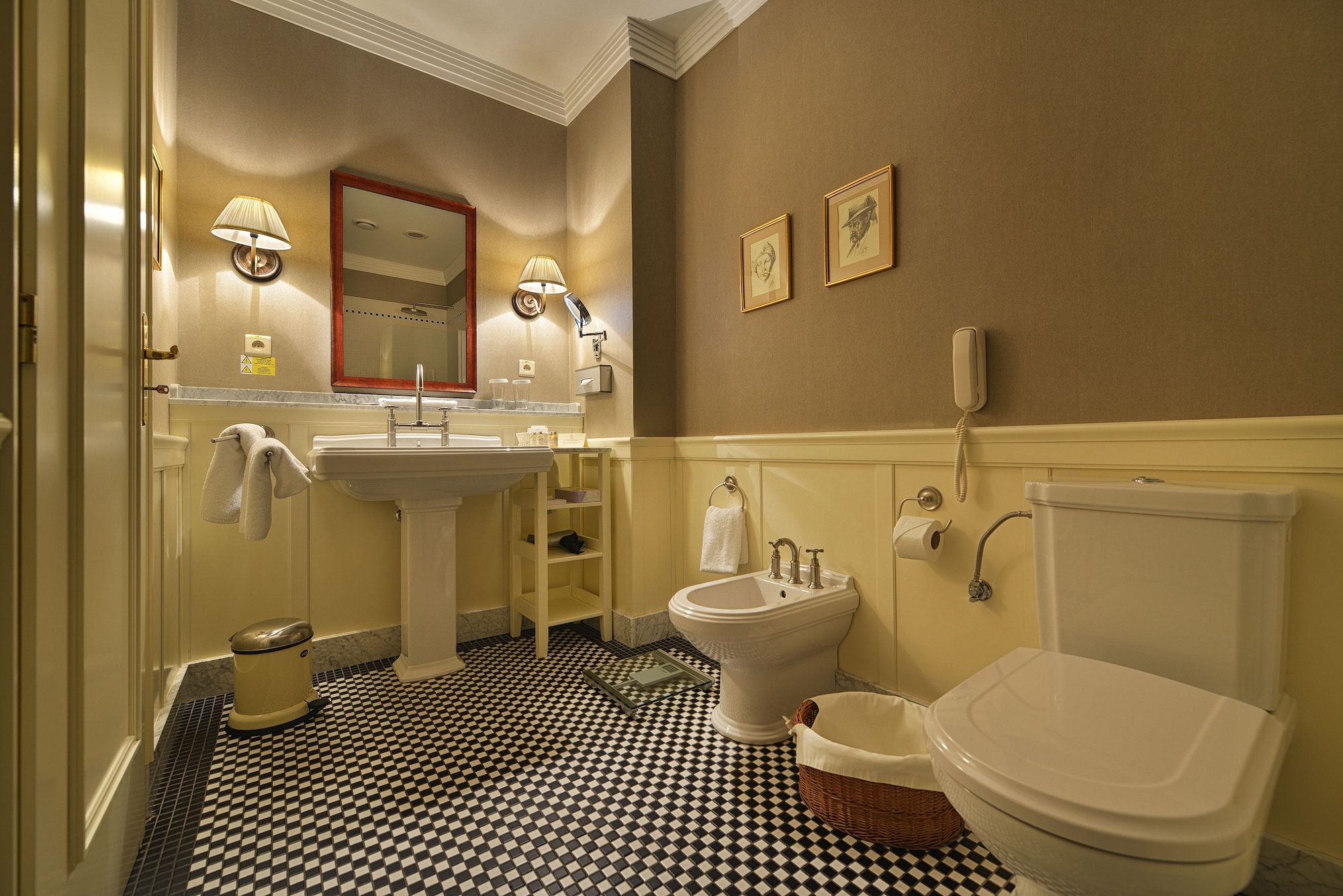 Garden Suite, Queen Bed, Terrace، Marrol S Hotel 2/2