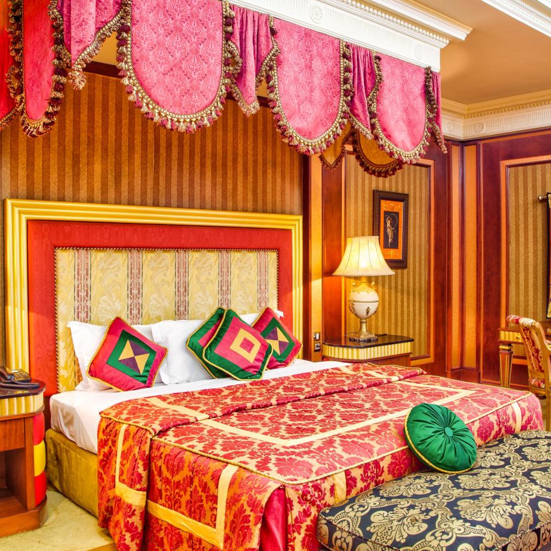 ROYAL, SUITE