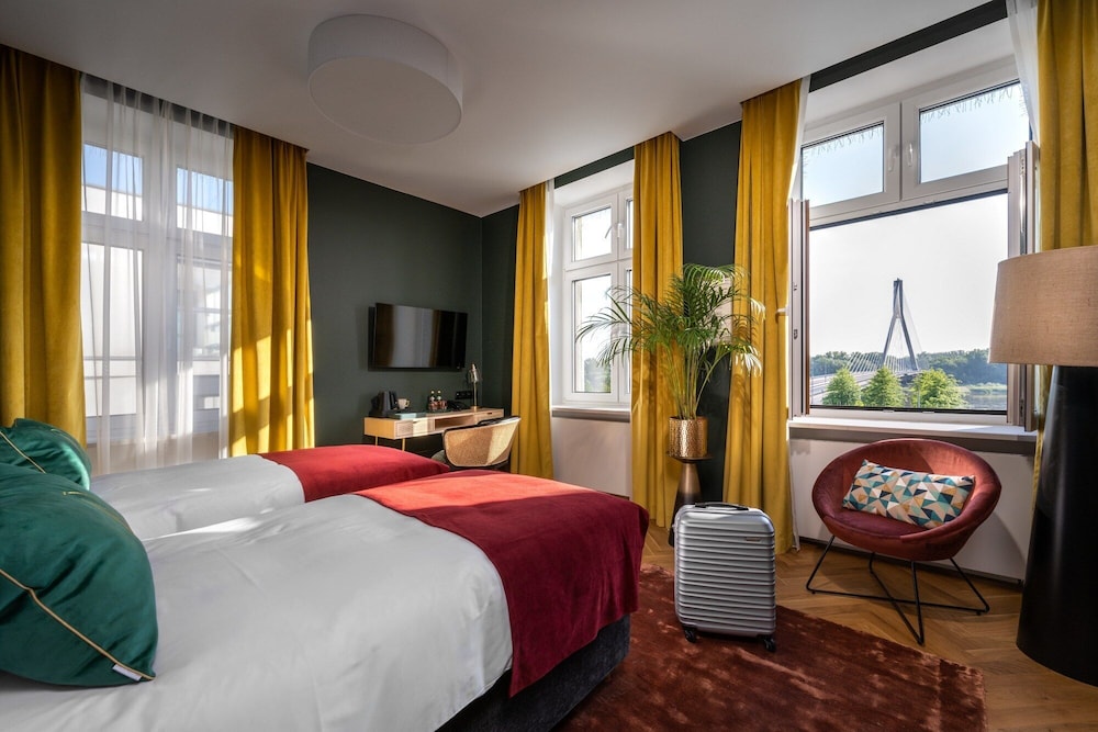 DELUXE, TWIN BEDS, RIVER VIEW