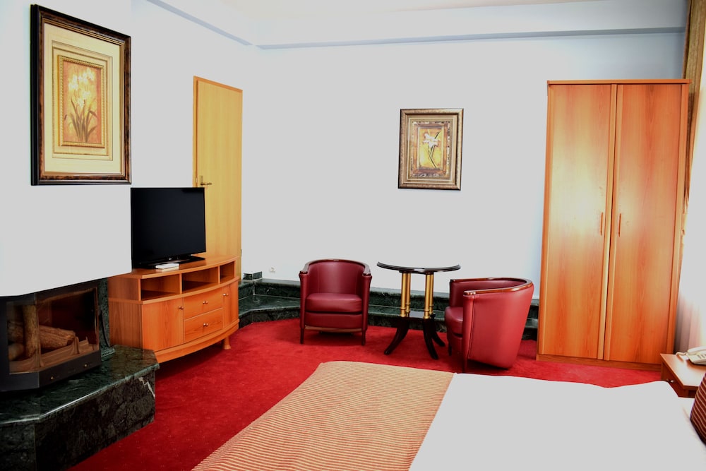 Hotel Aristocrat Fish Restaurant 47/69