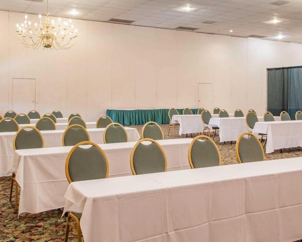 Parkview Inn and Conference Center (ex Econo Lodge) 45/50
