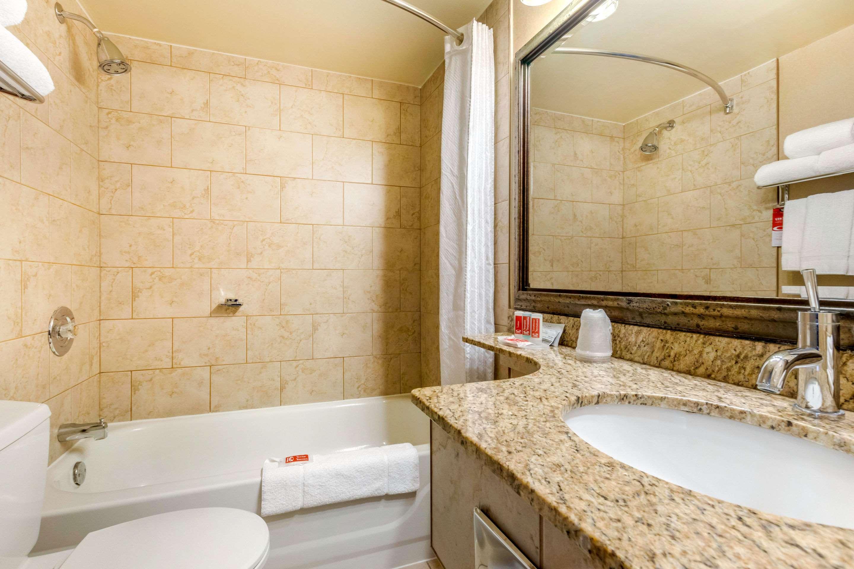 غرفة بسريرين كوين يُسمح فيها بالحيوانات الأليفة بمطبخ، Super 8 by Wyndham Macleod Trail Calgary 2/2