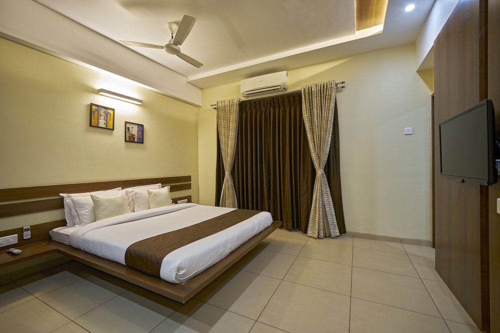 Hotel 3 Leaves Kolhapur 11/30