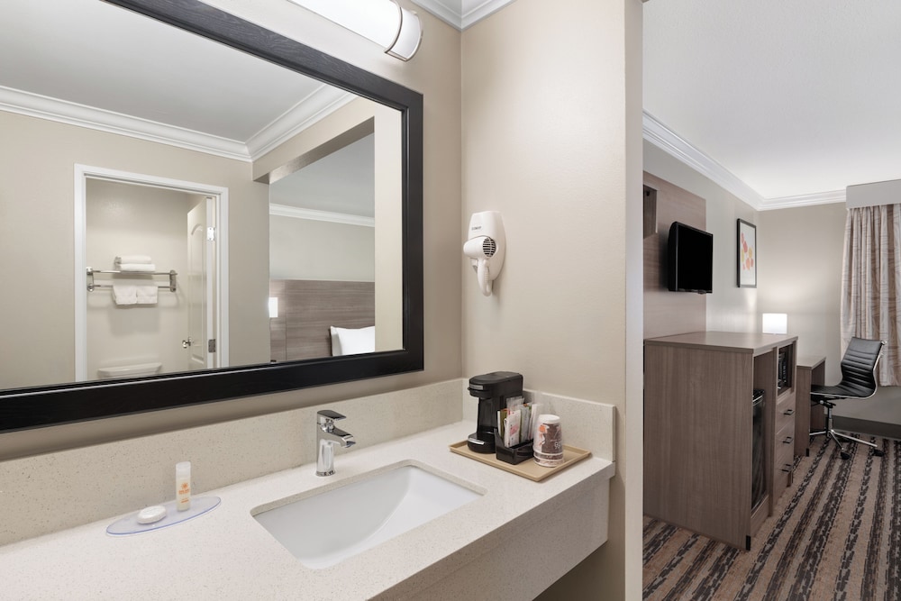 Solara Inn and Suites 30/33