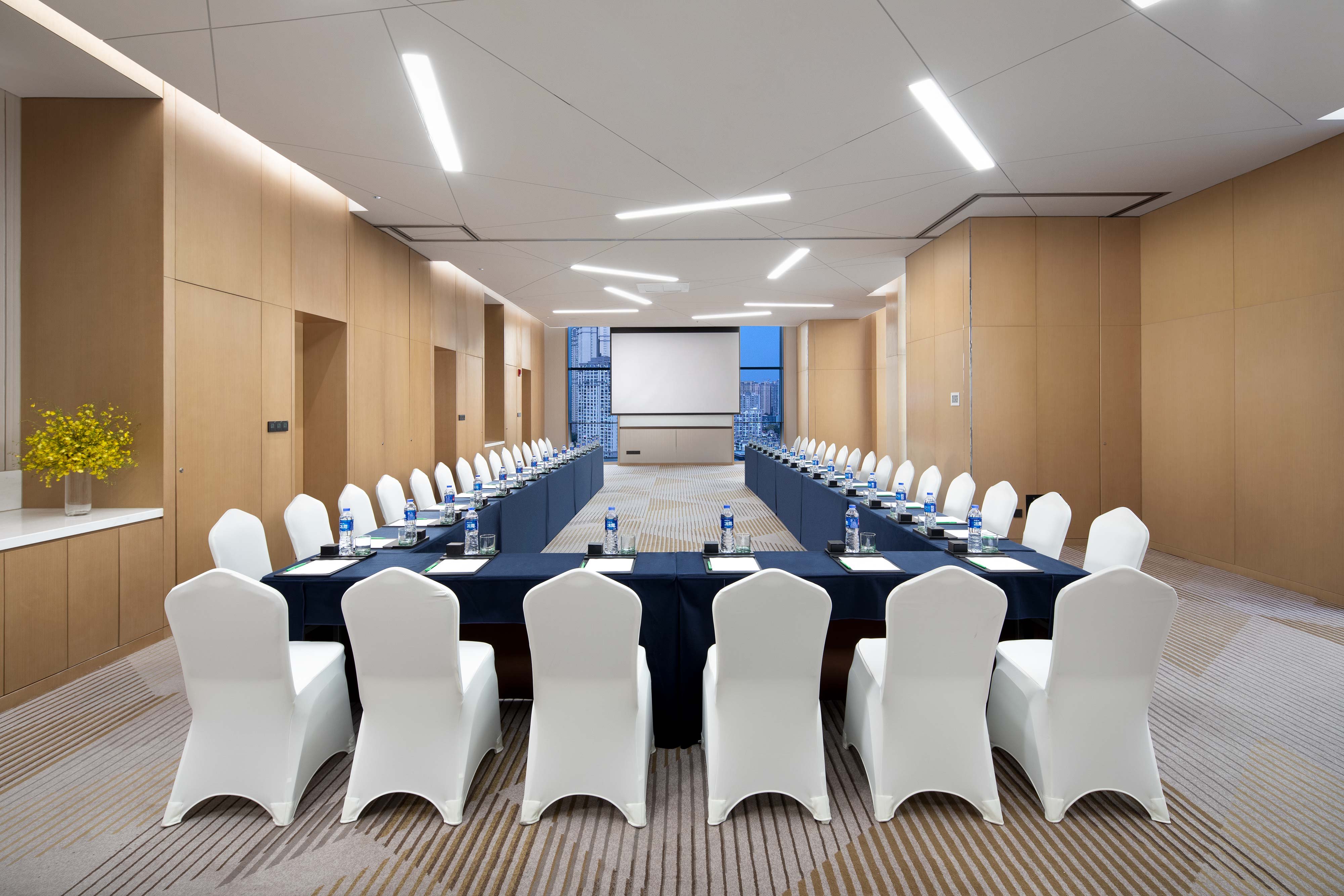 Holiday Inn Wuxi Central Station 51/56