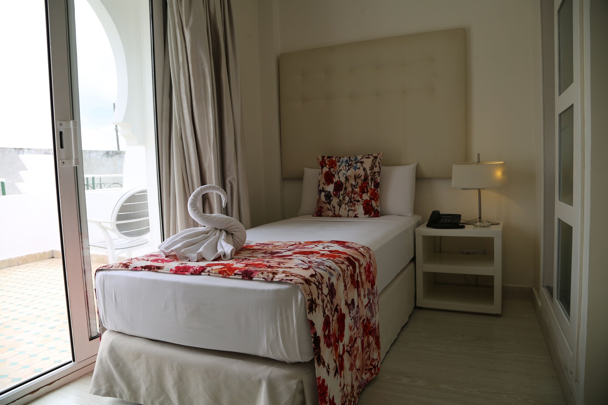 JUNIOR SUITE, QUEEN BED