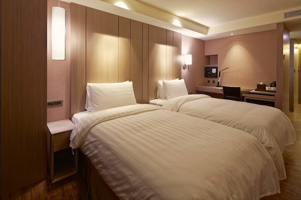 La Maison Hotel 34/64