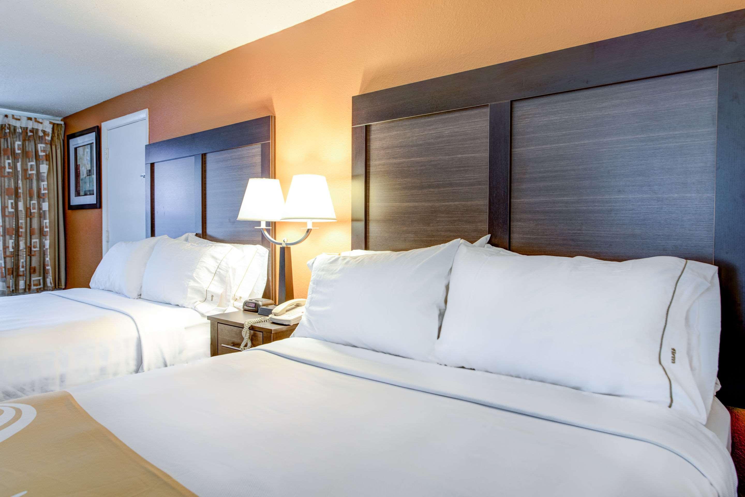 ROOM, 1 KING AND 2 QUEEN BEDS