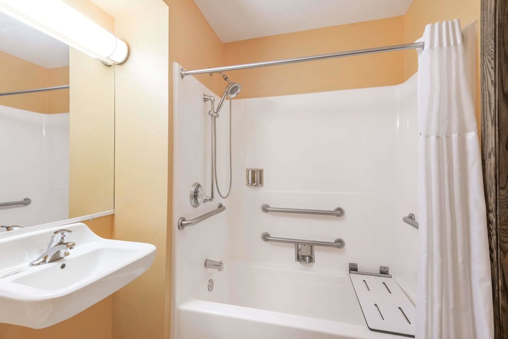 Days Inn & Suites by Wyndham Youngstown / Girard Ohio 22/39
