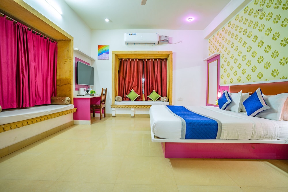DELUXE, KING BED