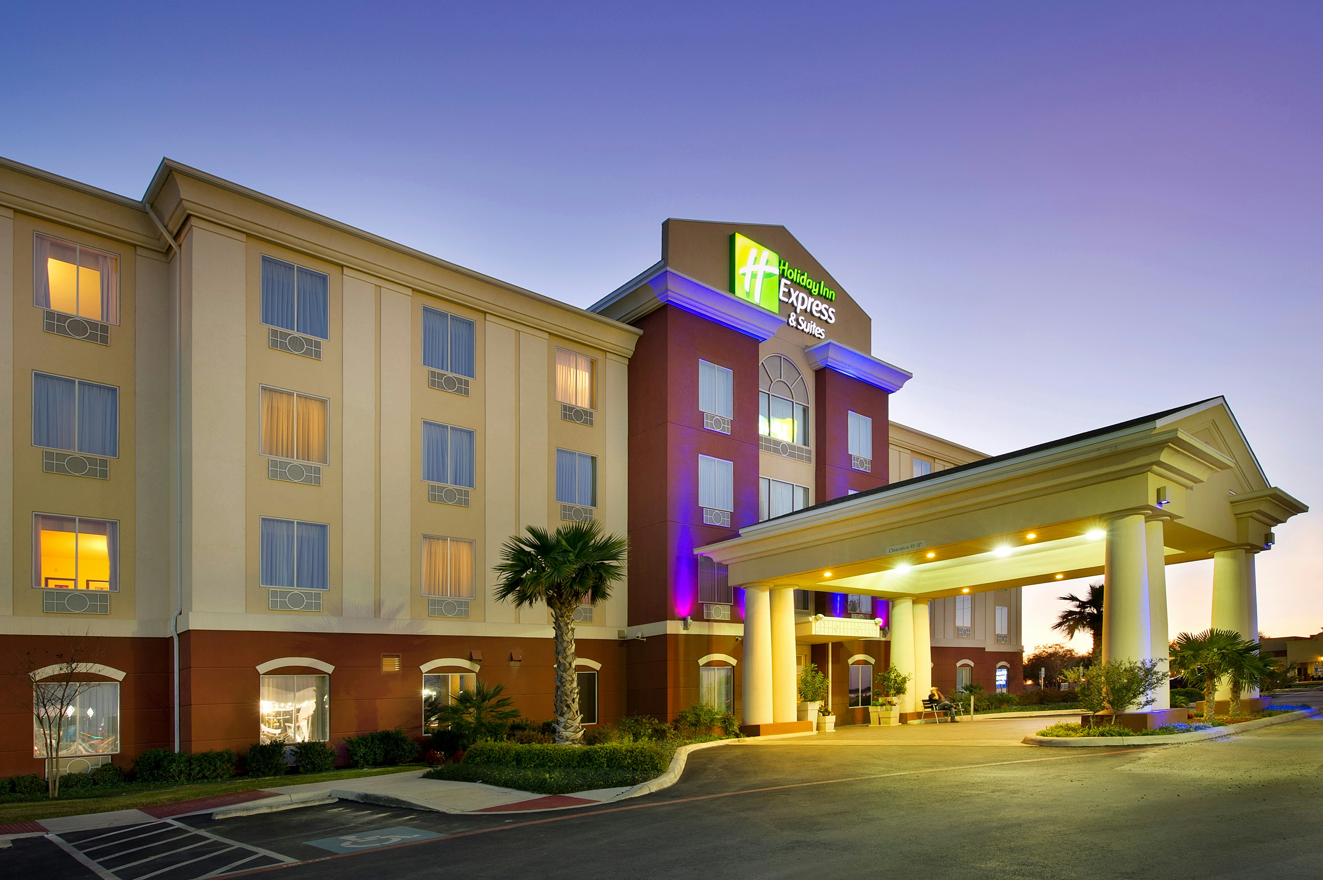 Holiday Inn Express Hotel Suites Uvalde 54/55