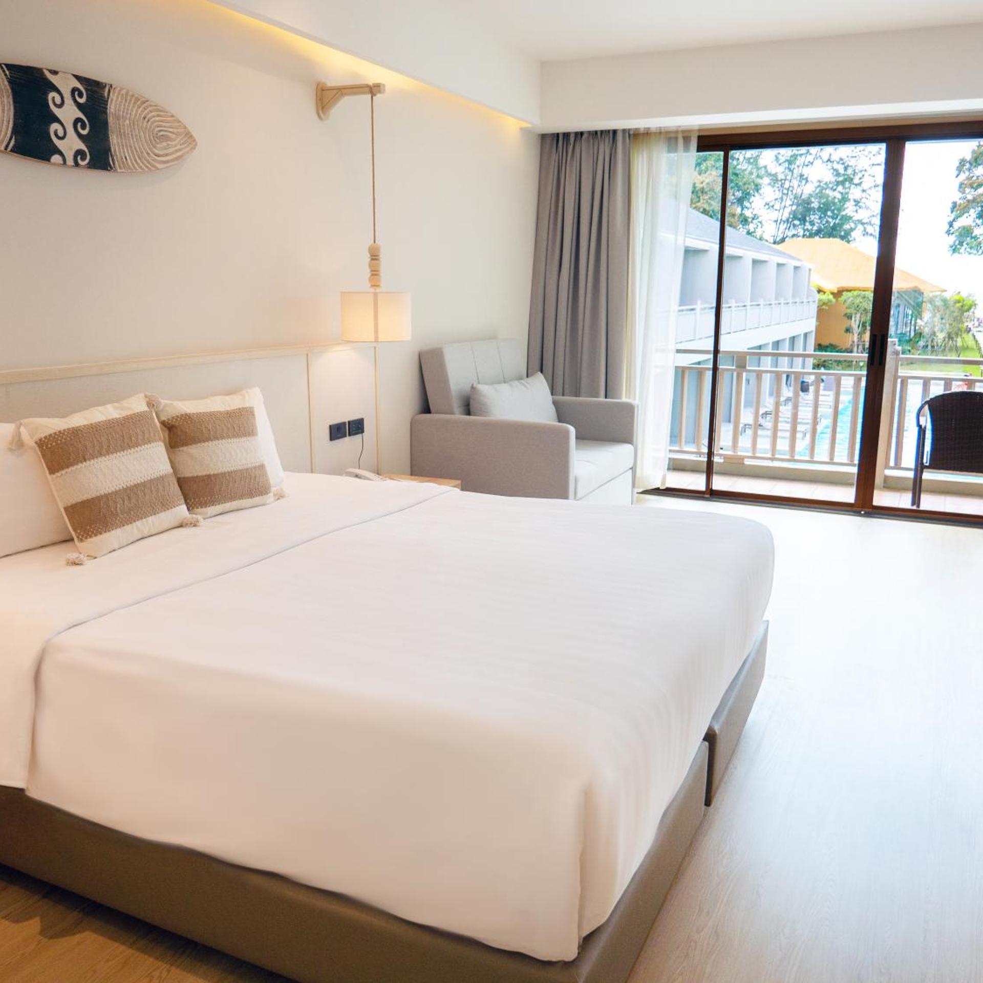 Deluxe, Pool View, Hive Wing