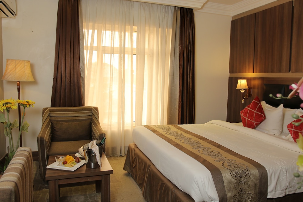 Grand Pela Hotel and Suites 6/44