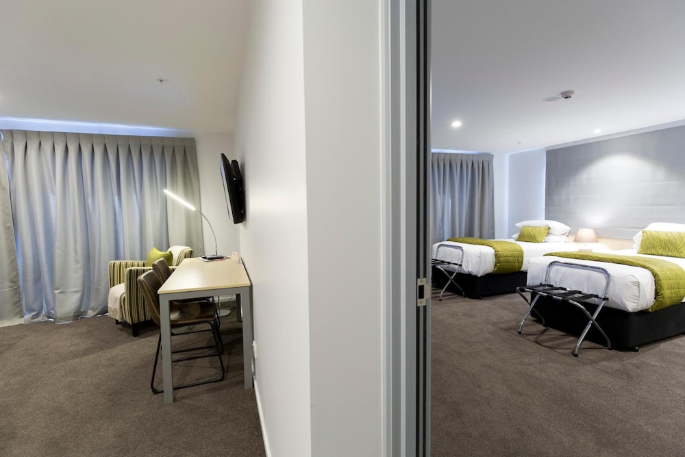 2 On Whiteleigh Motel 22/59