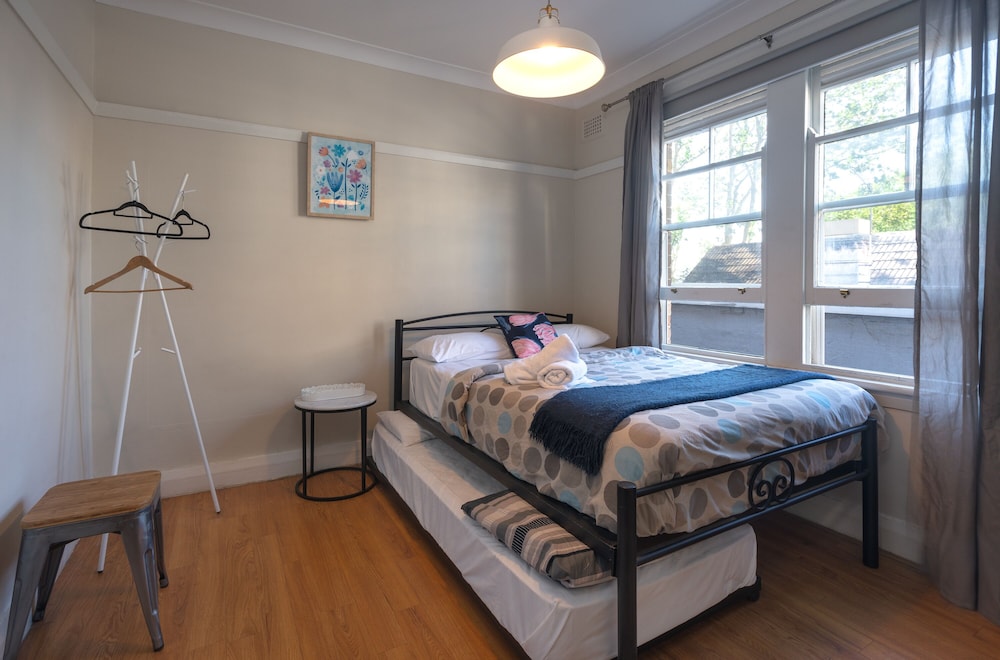 ROOM, TRIPLE, SHARED BATHROOM