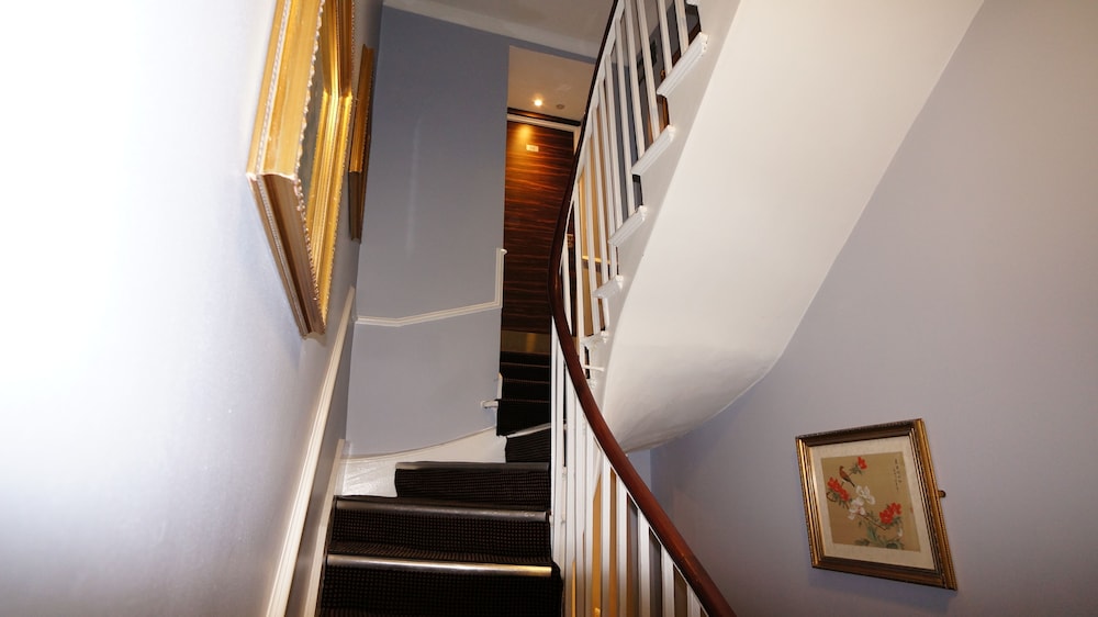 Crestfield Hotel 37/50