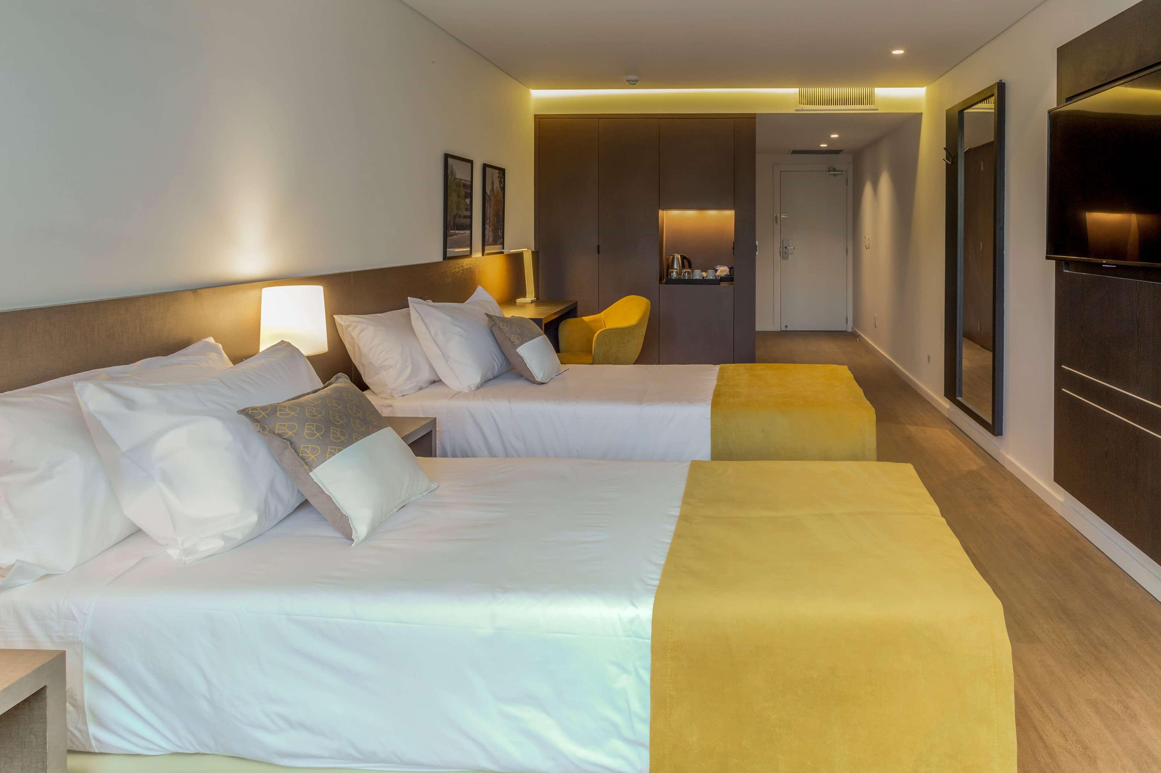 Room, Twin Beds, City View