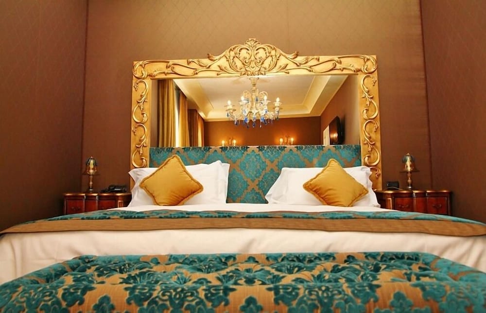 Pesaro Palace 22/60