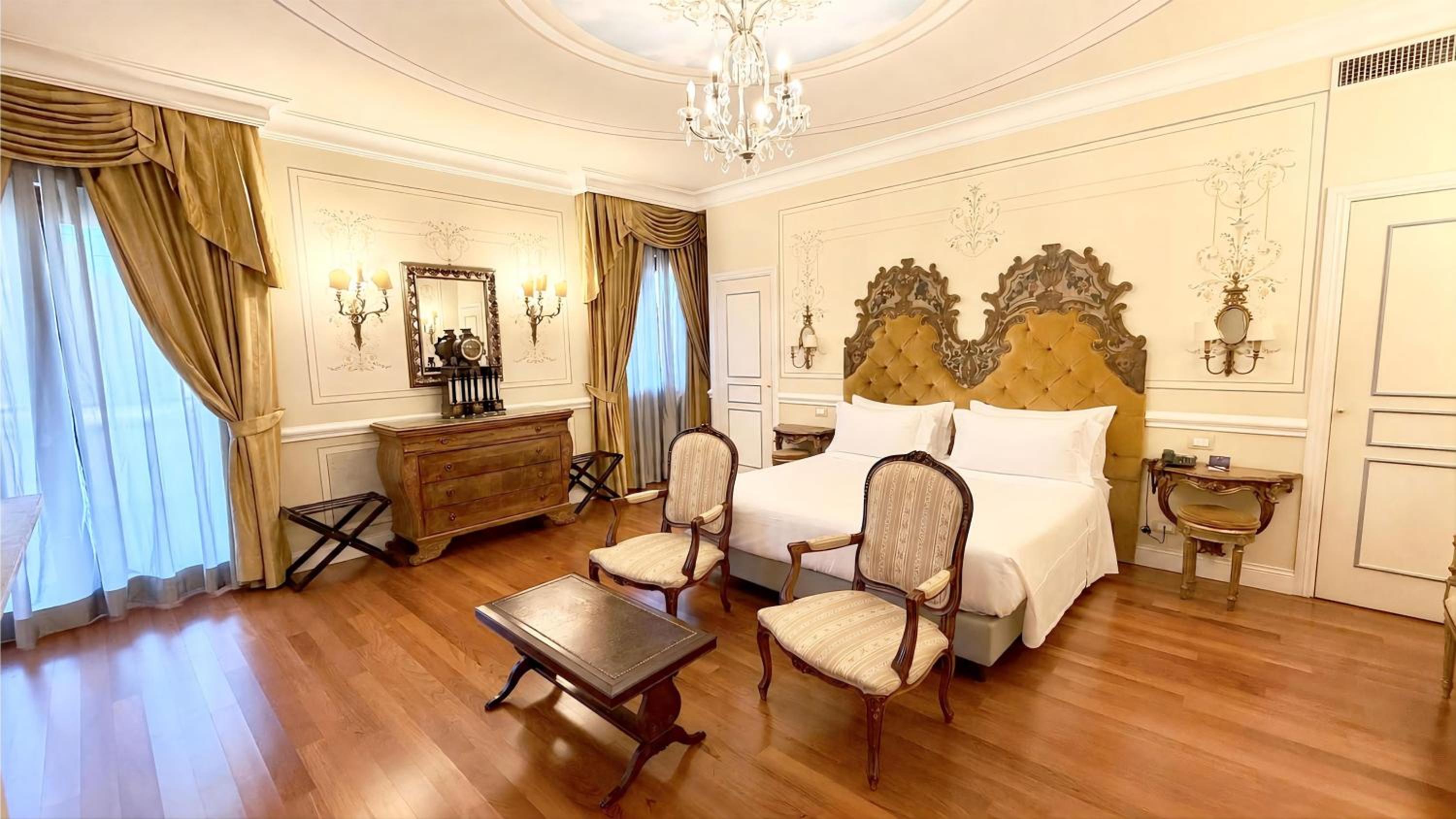 Presidential, Queen Bed, Terrace, Radisson Blu Ghr Hotel Rome 4/10