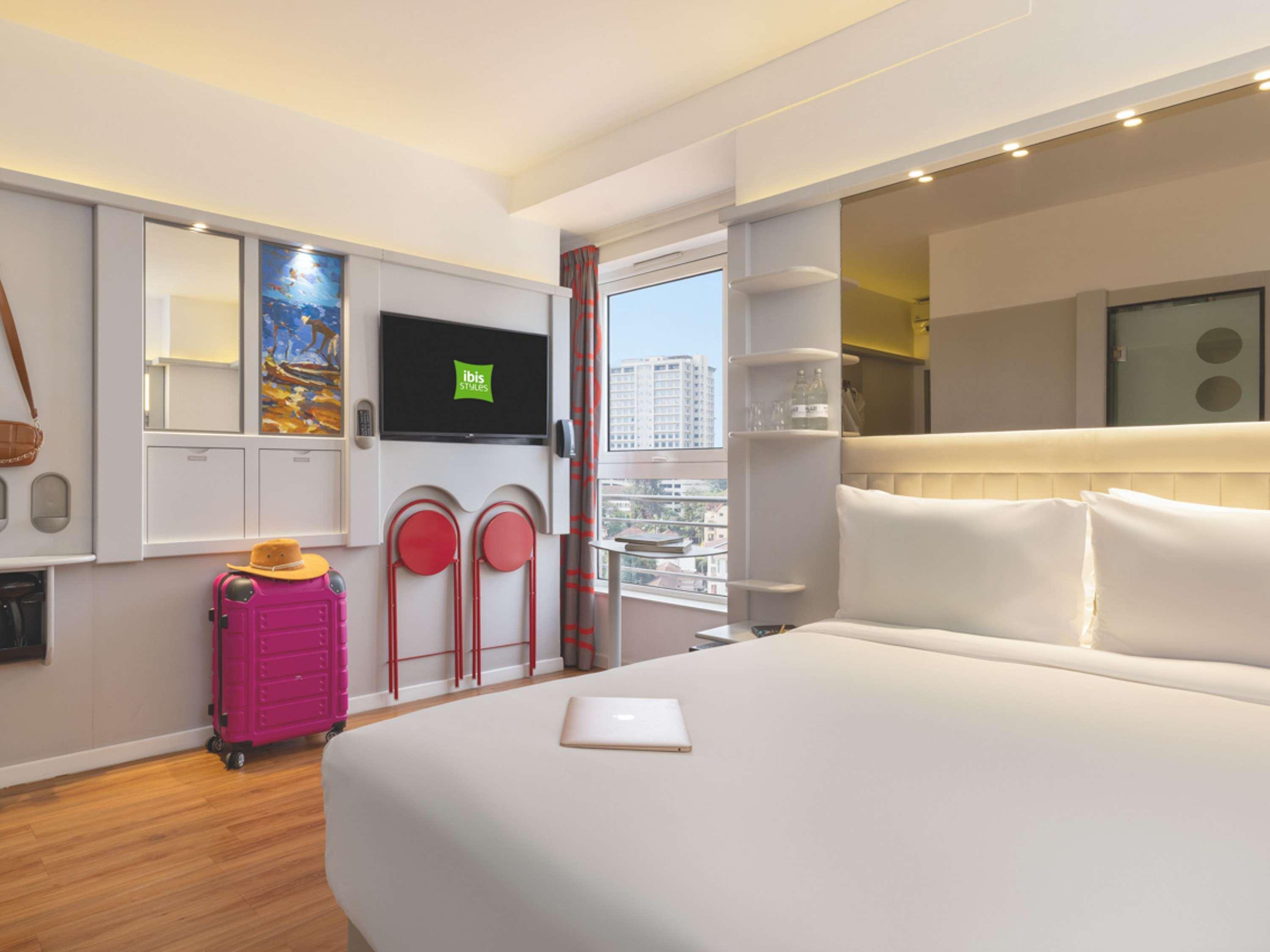 Trendy, Double Bed, Living Area، ibis Styles Nairobi Westlands 4/6