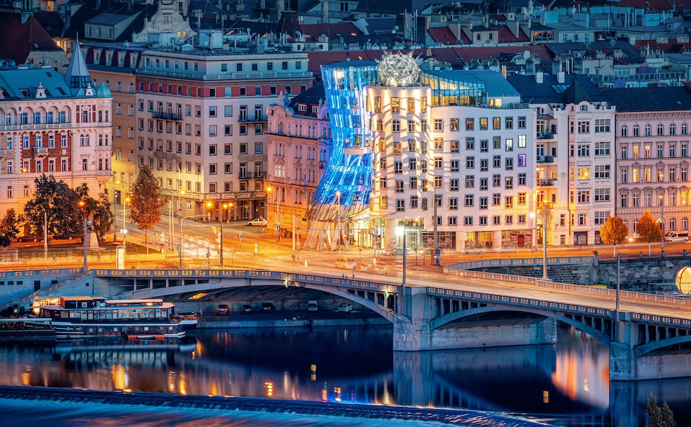 DANCING HOUSE HOTEL 3/75