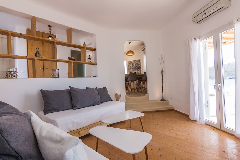 SALT SUITES & EXECUTIVE ROOMS 39/56