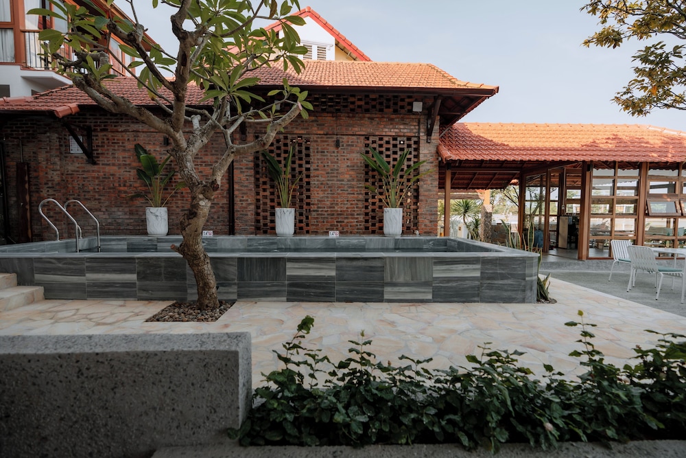 Hue Riverside Villa 23/50