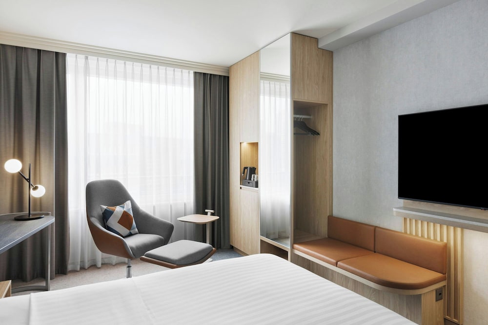 Superior, King Bed, Courtyard View, Courtyard by Marriott Zurich North 7/10